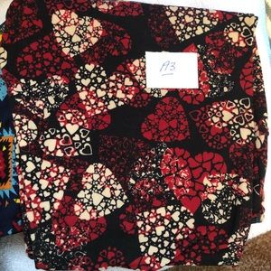 One pair of LuLaRoe leggings, size tall and curvy